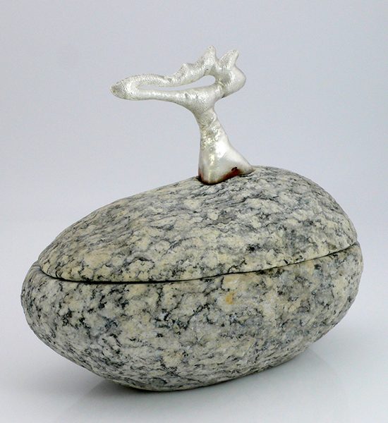 Dosenobjekt BURUNG in 935 Silber, Flusskiesel designed by Regina Schütz