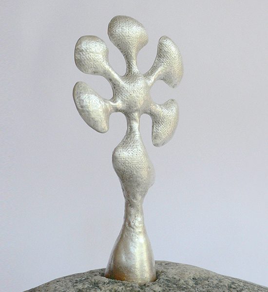 Dosenobjekt TENAGA in 935 Silber, Flusskiesel designed by Regina Schütz