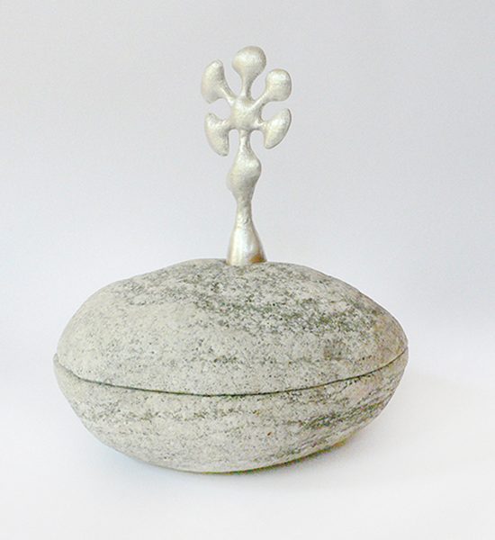 Dosenobjekt TENAGA in 935 Silber, Flusskiesel designed by Regina Schütz