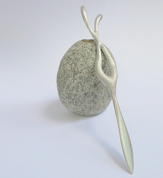 Brieföffner DER DIE WORTE ÖFFNET in 935 Silber, Flusskiesel designed by Regina Schütz