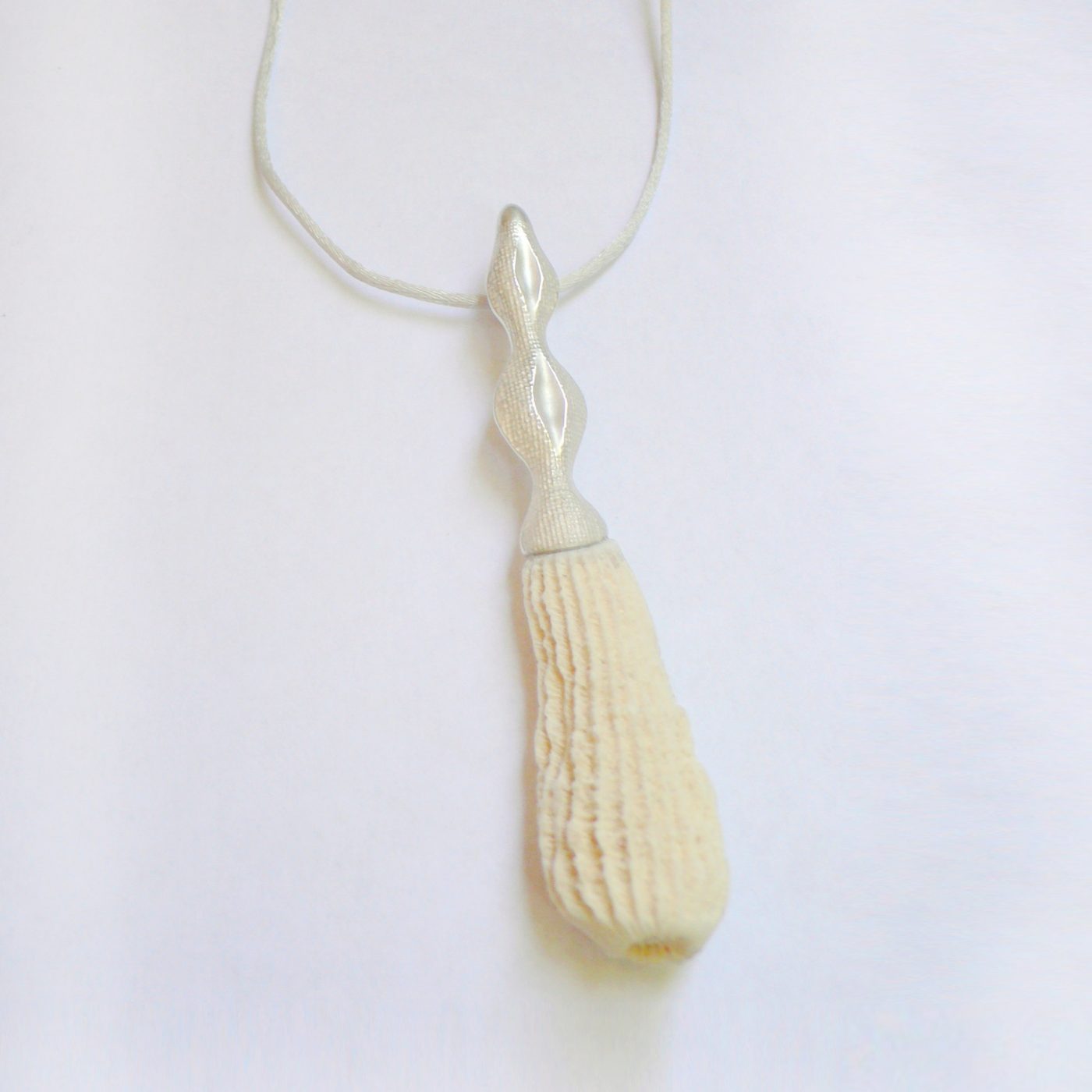 Anhänger 935 in Silber mit weißer Koralle designed by Regina Schütz