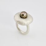 Ring SEMPURA in 935 Silber mit facettierter, grauer Tahiti Perle designed by Regina Schütz