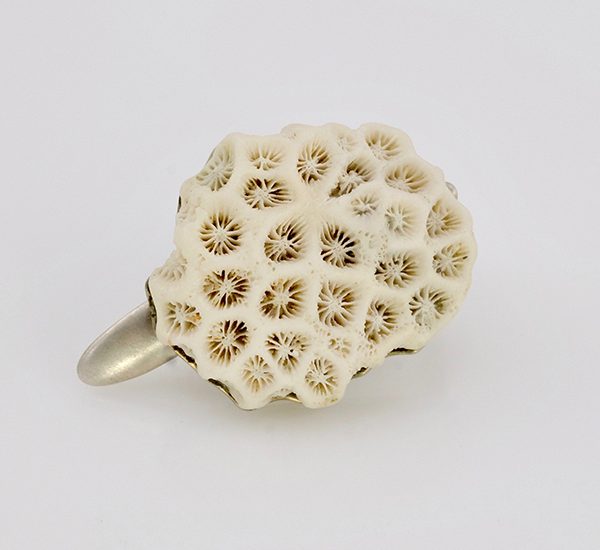 Ring DARATAN mit weißer Koralle in 935 Silber designed by Regina Schütz