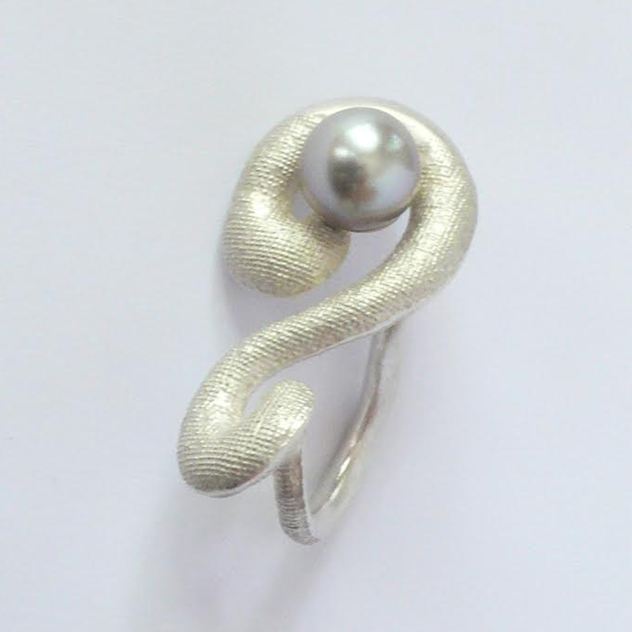Ring Tiba in 935 Silber mit großer grauer Tahitiperle designed by Regina Schütz
